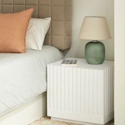 Mesita de noche de madera en blanco y crema, 52 x 38 x 50 cm | Doric