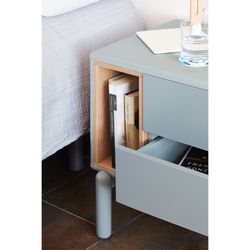 Table de chevet en bois gris perle, 48 x 35 x 55 cm | Corvo