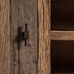 TV-meubel. Carrik van hergebruikt hout in naturel, 250 x 45 x 52 cm