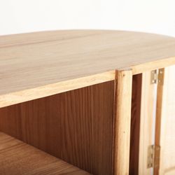 TV-bänk i ask och rotting i natur, 120 x 43 x 60 cm | Ikla