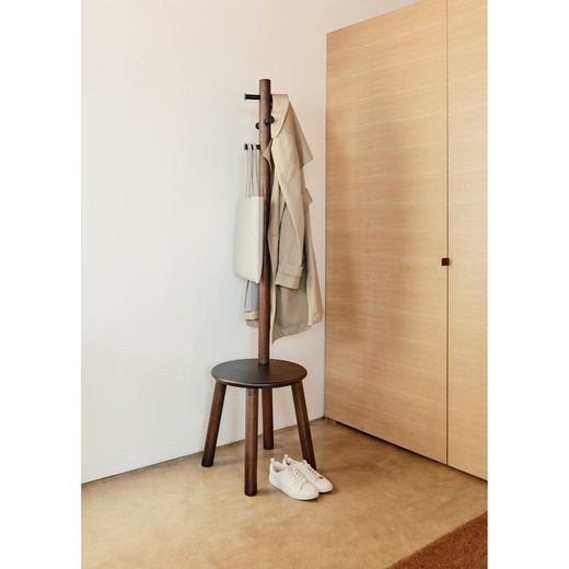 Porte-manteau Pillar avec tabouret noir et bois de noyer, 49,9x49,9x167 cm