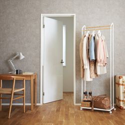 Standgarderobe aus Stahl und Holz in Weiß und Natur, 67 x 35 x 172,5 cm | Turm