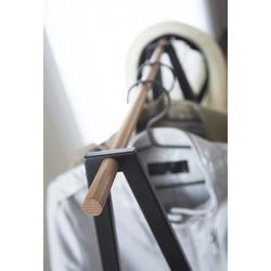 Cabide de pé em aço e madeira preto e natural, 52 x 47 x 140 cm | Torre