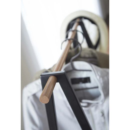 Cabide de pé em aço e madeira preto e natural, 52 x 47 x 140 cm | Torre