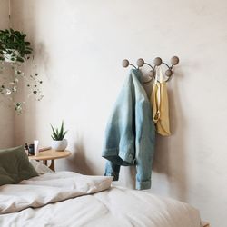 Wieszak na ubrania z sosny i stali w kolorze czarnym i naturalnym, 43 x 10 x 17 cm | Dotsy