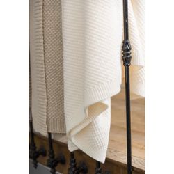 Gebreid plaid van gerecycled polyester in crème, 160 x 130 cm | Danilo