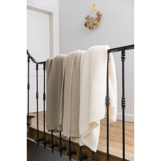 Gebreid plaid van gerecycled polyester in crème, 160 x 130 cm | Danilo