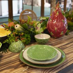 Cherimoya earthenware dessert plate in green, 23 x 21 x 2.7 cm | Tropical Fruits