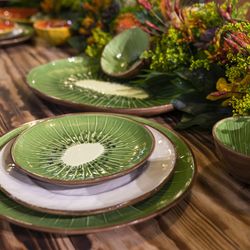 Kiwi Dessert Plate in Green and Brown Stoneware, 21.7 x 21.2 x 2.7 cm | Tropical Fruits