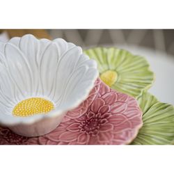 Cosmos earthenware presentation plate in green, 37 x 34.5 x 2 cm | Maria Flor