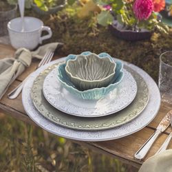 Antique white earthenware presentation plate, 34.5 x 34.5 x 3.2 cm | Flora