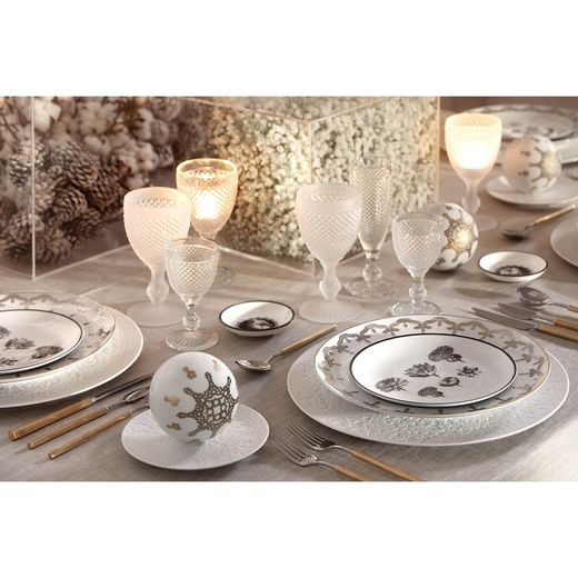 18-piece porcelain dinnerware set in white, biscuit and gold | Paseo