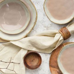 Deep stoneware plate in pink, 20 x 20 x 5 cm | Amelia