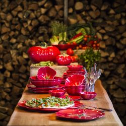 Klein diep bord van rood aardewerk, 26 x 25,8 x 5 cm | Tomaat