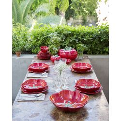 Klein diep bord van rood aardewerk, 26 x 25,8 x 5 cm | Tomaat