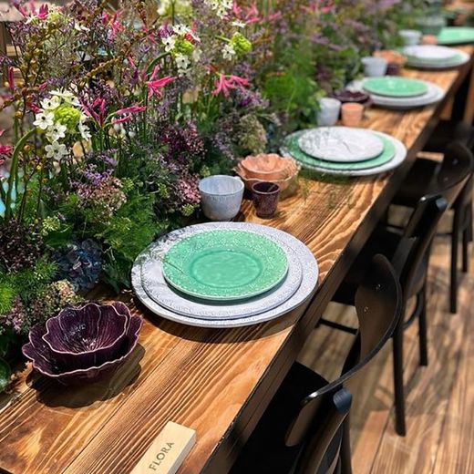 Flat plate made of antique white earthenware, 29 x 29 x 3.2 cm | Flora