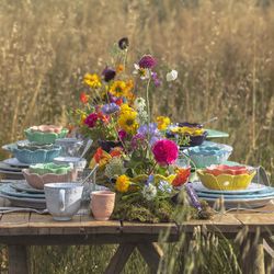 Flat plate made of antique white earthenware, 29 x 29 x 3.2 cm | Flora