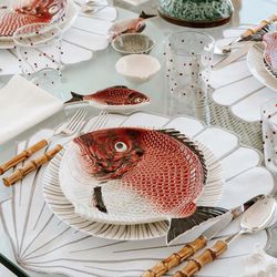 Bordowo-biały talerz obiadowy z ceramiki, 27,5 x 24,5 x 3,5 cm | Ryba