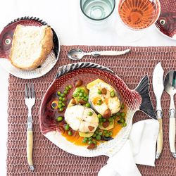 Bordowo-biały talerz obiadowy z ceramiki, 27,5 x 24,5 x 3,5 cm | Ryba