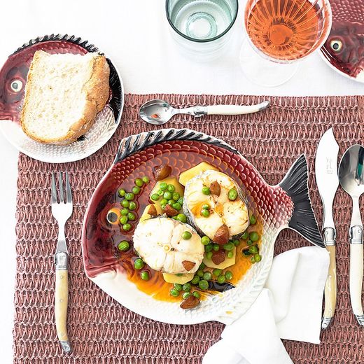 Bordowo-biały talerz obiadowy z ceramiki, 27,5 x 24,5 x 3,5 cm | Ryba