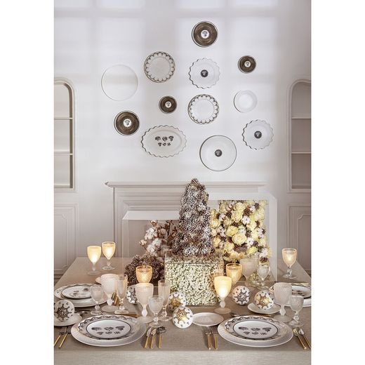 18-piece porcelain dinnerware set in white, biscuit and gold | Paseo