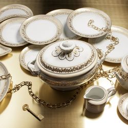 Porseleinen bord in wit en goud, 25,3 x 25,3 x 2,7 cm | Anna