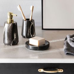 Conjunto de banheiro em mármore preto e dourado