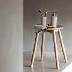 Portacepillos de poliresina en beige, 7 x 7 x 10,5 cm | Sand