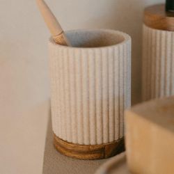 Porte-brosse à dents en polyrésine et acacia beige et naturel, Ø 8 x 11 cm | Striped