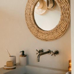 Porte-brosse à dents en polyrésine et acacia beige et naturel, Ø 8 x 11 cm | Striped