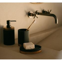 Porte-brosse à dents en polyrésine noire et acacia naturel, Ø 8 x 11 cm | Striped