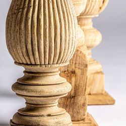 Surt kandelaar van natuurlijk teakhout, 17 x 17 x 58 cm