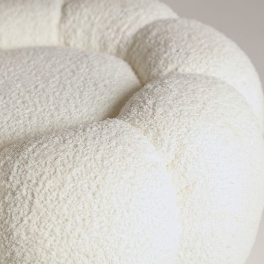 Pufa Bouclé Crest z bawełny Bouclé w kolorze białym/złotym, 60 x 60 x 32 cm