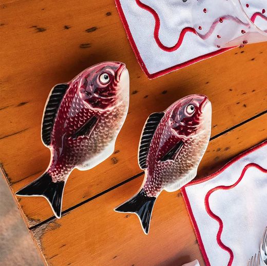 Rabanera aus granatrotem und weißem Steingut, 15 x 7 x 2 cm | Fisch