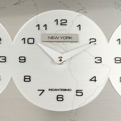 Tre Ore nel Mondo vægur i sølvmethacrylat (Tokyo - New York - Madrid), 45x28 cm