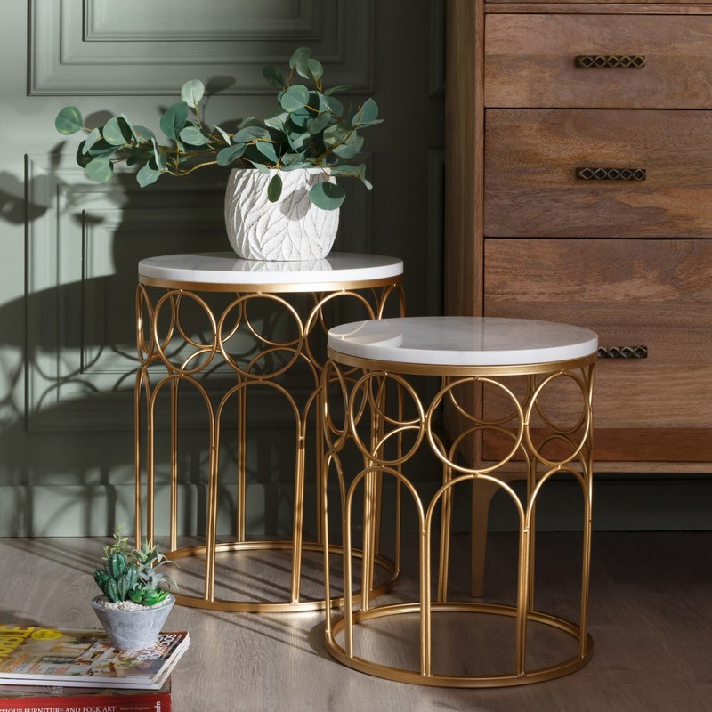 Set de 2 mesas auxiliares de mármol y metal dorado estilo vintage.