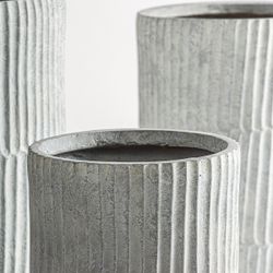 Set de 3 maceteros de poliresina en gris| Lume
