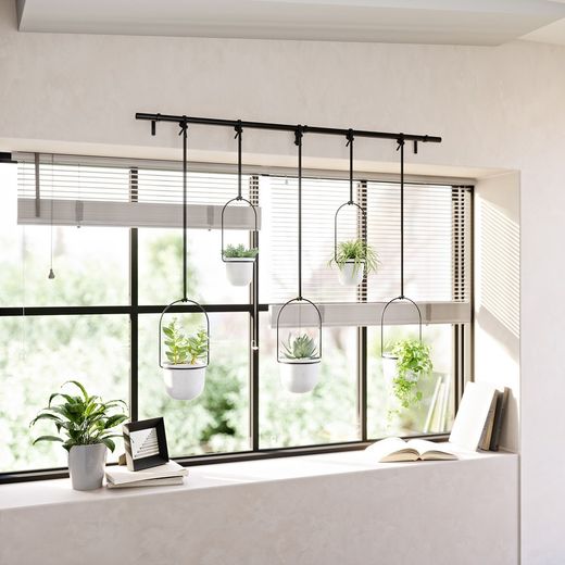 Set van 5 hangende plantenbakken in zwart en wit polymeer, 138 x 18 x 95 cm | drieflora