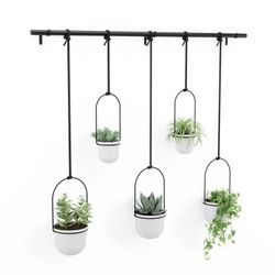 Set van 5 hangende plantenbakken in zwart en wit polymeer, 138 x 18 x 95 cm | drieflora