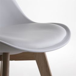 Vit stol med träben 46,5x54,5x84