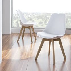 Vit stol med träben 46,5x54,5x84