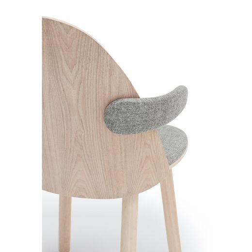 Chair with wooden arms in light natural and grey, 56 x 53.5 x 74.5 cm | Uma