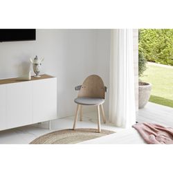 Chair with wooden arms in light natural and grey, 56 x 53.5 x 74.5 cm | Uma