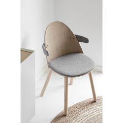 Chair with wooden arms in light natural and grey, 56 x 53.5 x 74.5 cm | Uma
