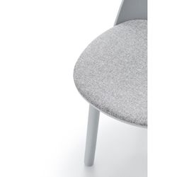 Light grey wooden armchair, 56 x 53.5 x 74.5 cm | Uma
