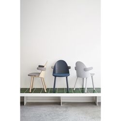 Light grey wooden armchair, 56 x 53.5 x 74.5 cm | Uma