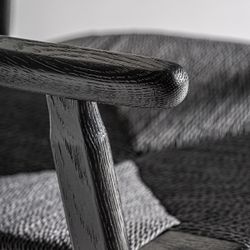 Silla de comedor de madera de roble y fibra natural en negro, 54 x 54 x 79 cm | Tasque
