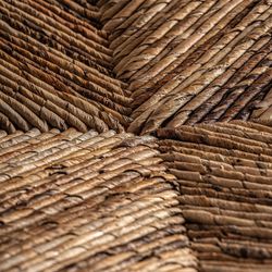 Spisestol lavet af teak og siv i brun, 65 x 67 x 90 cm | Nekta