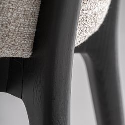 Silla de comedor de tejido de poliéster y madera de fresno en beige, 47 x 58 x 85 cm | Sirius