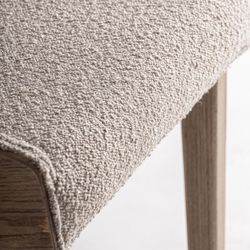 Silla de comedor de tejido de poliéster y madera de fresno en beige, 55 x 58 x 76 cm | Trebas